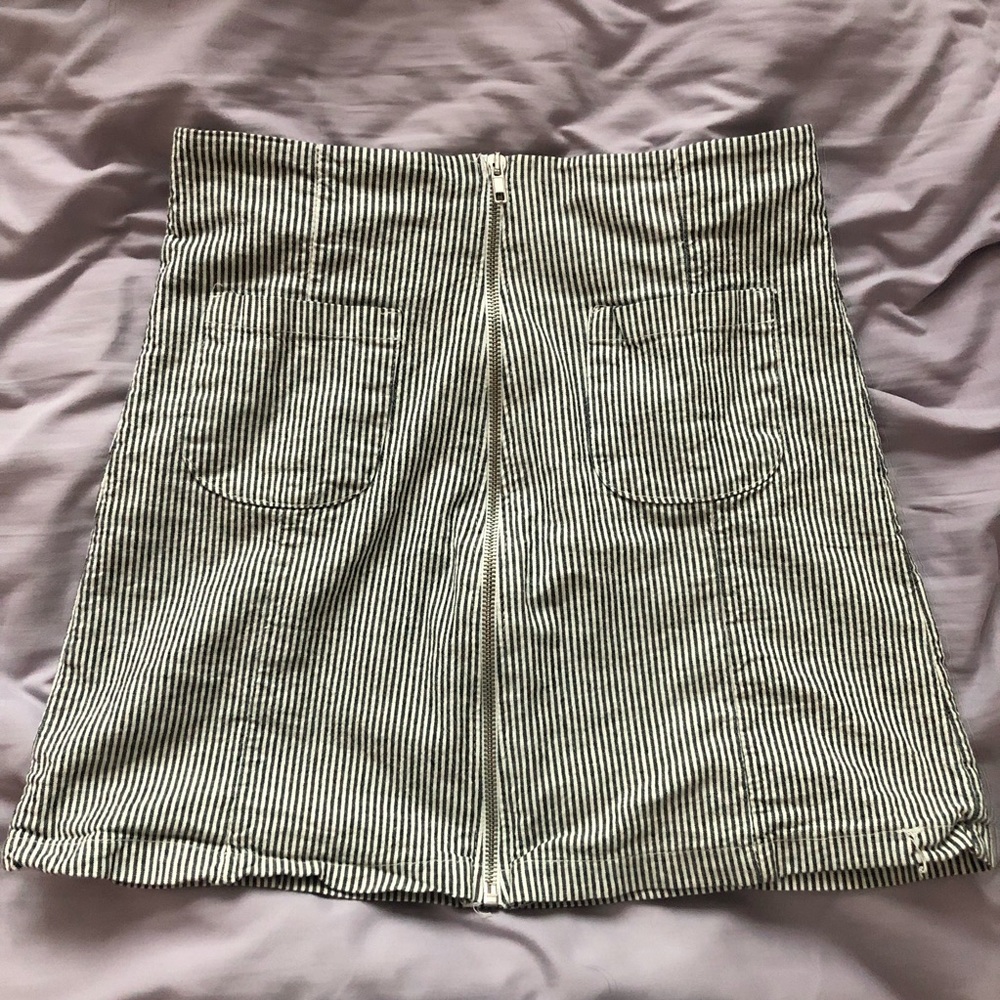 🌺2/$18 Striped skirt, exposed zipper & pockets